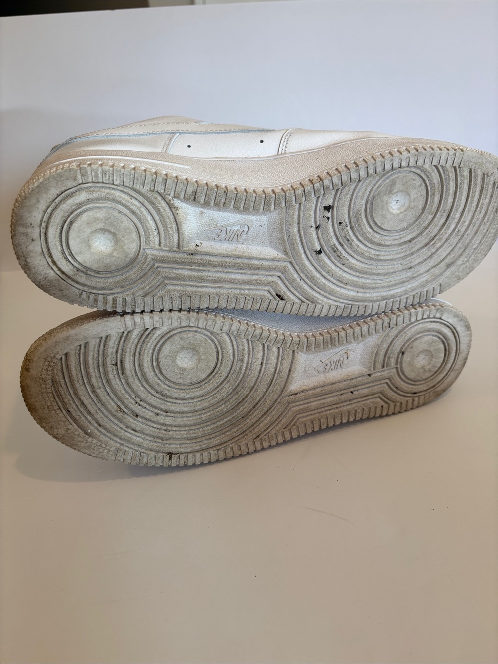 Nike Men’s White Leather Low-Top Sneakers - Picture 7 of 9